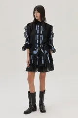 Falda corta color blanco con doble volado y bordados florales.