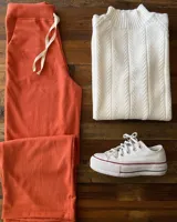 Pantalón de jogging color naranja, de lanilla, con cintura elastizada y cordones ajustables.