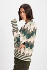 Sweater de punto con diseño de rombos en tonos marrones y beige, cuello redondo y puños anchos con detalle de rayas horizontales.
