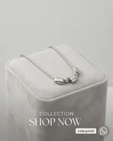 Collar de acero de cadena tipo serpiente con diseño frontal compuesto por tres piezas cilíndricas intercaladas por dos esferas metálicas.