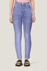 Pantalón de jean chupín color celeste claro.