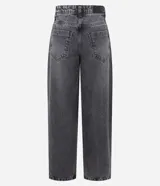 Pantalón baggy de jean color gris desteñido, con corte amplio y recto. Presenta una hilera de ojales metálicos decorativos a lo largo de los laterales y cierre frontal con botón y cremallera.