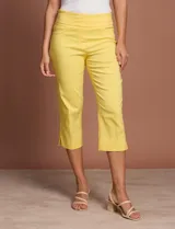 Pantalón capri blanco de gabardina elastizada. Pretina ancha elastizada, delantera con bolsillos simulados y trasera con bolsillos aplicados.