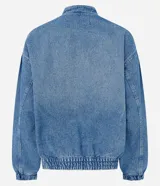 Campera bomber de jean azul con cuello redondo, mangas abullonadas con puños elásticos, cintura ajustable y cierre frontal con botones a presión.
