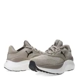 Championes Puma Softride Mayve color beige, con capellada de tejido transpirable, entresuela SOFTRIDE y plantilla SOFTFOAM+ para amortiguación. Cuentan con logo Puma en negro en el lateral y la lengüeta, y suela de goma negra y blanca.