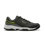 Championes Fila modelo Forehand Clay, color negro con detalles en gris oscuro y amarillo neón. Diseñados para tenis, cuentan con una estructura resistente y suela con patrón de tracción para canchas de polvo de ladrillo.
