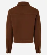 Campera marrón de sarga con textura cotelê, corte regular, cuello inglés, manga larga, abotonada y con bolsillos delanteros.