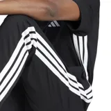Pantalón deportivo Adidas Essentials 3 Tiras, color negro con las tres tiras blancas a los costados.