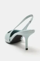 Zapato de tacón destalonado color verde menta, con acabado en punta fina, tira trasera elástica y tacón fino medio.