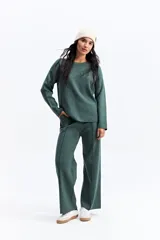 Pantalón de punto de tiro medio con corte recto y fit relajado. Presenta costuras verticales frontales que estilizan la silueta y bolsillos laterales.