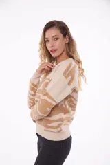 Sweater color crudo con estampado abstracto en color marrón.