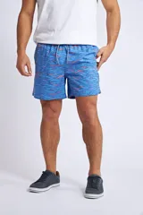 Short de baño con diseño estampado de ondas en tonos azules y detalles en naranja. Cuenta con cintura elástica con cordón ajustable, bolsillos laterales y bolsillo trasero.