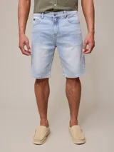 Bermuda de jean elastizado celeste, corte a la rodilla y tiro medio.