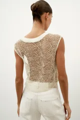 Top de crochet color crudo, sin mangas, con cuello redondo y detalle de aplicaciones de flores en relieve.