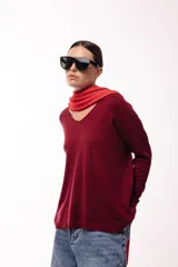 Sweater de punto color manteca con cuello en V, mangas largas con puños acanalados y diseño de silueta relajada.