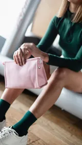 Neceser azul de neopreno con cierre superior y bolsillo interno de rejilla.