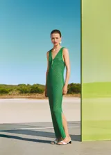 Vestido largo de crochet color verde, con escote en pico, tirantes anchos y cierre frontal con botones.