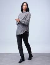 Camisa celeste de tencel marca Hester & Orchand, con cuello con solapa, escote en V, abertura central con botones, bolsillo aplicado y ruedo desflecado.