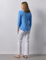 Remera blanca de modal con cuello cuadrado y aplique de aros metálicos.
