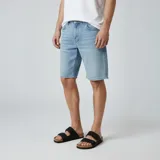 Sandalias negras con dos tiras anchas con costuras en forma de X, plantilla de corcho y suela de goma.