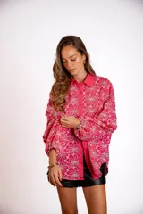 Camisa color crema con bordado de flores blancas, de manga larga abullonada y cuello clásico.