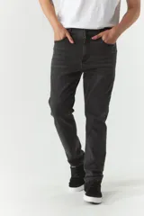 Pantalón de jean azul de corte slim, tiro medio y con presillas para cinturón.