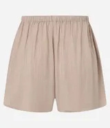 Short de playa color beige, confeccionado en viscosa y poliamida, con diseño holgado, bolsillos laterales, cintura elástica con cordón de ajuste tipo lazo y detalle de botones frontales.