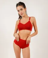 Soutien tipo top de microfibra sin costuras, sin aros ni copas, con breteles regulables.