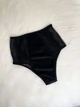 Pack de tres bombachas tipo tanga con diseño de encaje y tiras ajustables. El set incluye modelos en colores bordó, negro y blanco, confeccionados con detalles de encaje floral y terminaciones delicadas.