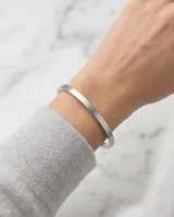 Esclava rígida de acero con acabado martillado y diseño minimalista.