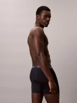 Pack de tres boxers tipo boxer brief de Calvin Klein, confeccionados en microfibra elástica suave. Presentan cintura elástica con logo de la marca y acabado que absorbe la humedad.