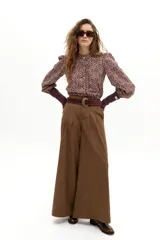 Pantalón de corte culotte ancho, color marrón con textura de rayas verticales finas. Presenta cintura alta con pinzas frontales y diseño de pierna amplia.
