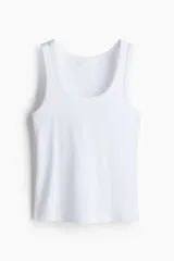 Musculosa entallada de tejido de punto acanalado, color blanco, con cuello redondo y diseño sin mangas.