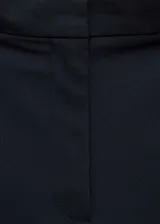 Pantalón de vestir azul marino de corte recto, tiro medio, con bolsillos laterales y traseros, y botamangas con vuelta.