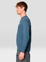 Buzo de cuello redondo en color azul, confeccionado en mezcla de algodón. Presenta un diseño liso con puños y bajo acanalados, y cuenta con un pequeño logotipo bordado en el pecho.