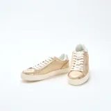 Zapatillas bajas de mujer, color dorado brillante, con cordones blancos y suela gruesa de goma blanca.