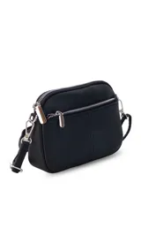 Bandolera pequeña de diseño rectangular en color beige, confeccionada en cuero sintético. Presenta una correa larga ajustable del mismo material y cierre superior con cremallera. Incluye el logo de la marca grabado en la parte frontal.