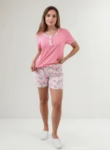 Pijama de dos piezas compuesto por una remera manga corta color rosa coral con cuello redondo y detalle de botones en la vista, y un short estampado con diseño de flamencos y flores.