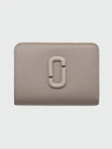 Billetera compacta de cuero color gris topo, con diseño minimalista y logo J Marc en relieve en la parte frontal.
