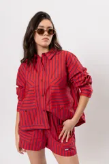 Camisa roja de manga larga con rayas verticales azul marino, bolsillos frontales con solapa y cierre de botones.