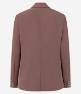 Blazer de sastrería color marrón, de modelaje comfort, corte estructurado y largo medio. Cuenta con cuello con solapa, cierre frontal de botón único, bolsillos con tapa y mangas largas.