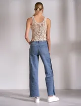 Jean wide leg de tiro medio-alto, color azul con franja vertical en denim oscuro en los laterales. Cuenta con cinco bolsillos y pretina con pasadores, botón y cierre.