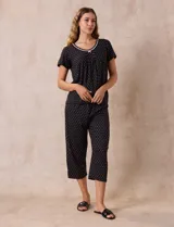 Conjunto de pijama marca René Rofé, compuesto por remera de manga corta con escote redondo y puntilla, y pantalón capri con cintura elastizada.