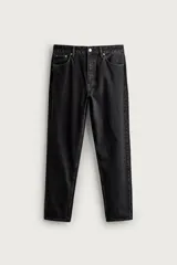 Jeans de corte slim cropped confeccionados en denim de algodón rígido con efecto lavado. Presentan tiro medio, cierre frontal con cremallera y botón, y diseño clásico de cinco bolsillos.