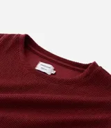 Remera masculina de manga corta y cuello redondo, confeccionada en tejido de media malla con textura vertical.