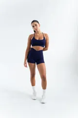 Short deportivo de tiro alto con cintura cruzada en V, confeccionado en tejido acanalado de alta elasticidad.