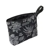 Bolso de mano tipo necessaire Rip Curl Weekend Travel Clutch, color negro con estampado floral en tonos grises, cierre superior y tira de transporte lateral.