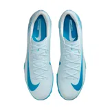 Championes de fútbol Nike Zoom Vapor 16 Academy TF, color celeste con detalles en azul oscuro. Presentan tecnología NIKESKIN en la parte superior y suela con tapones diseñados para superficies de césped artificial.