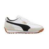 Championes Puma modelo Easy Rider Mix, en color blanco con detalles en negro, gris claro y suela de goma marrón con tacos. Cuenta con la franja característica de la marca en el lateral y el nombre en tono dorado.