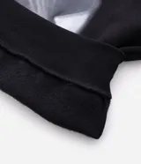 Buzo con capucha de algodón con forro polar, diseño de manga larga con puños y bajo elásticos, y bolsillo tipo canguro. Presenta un estampado gráfico en la espalda con la imagen de Snoop Dogg y lettering estilo gótico.